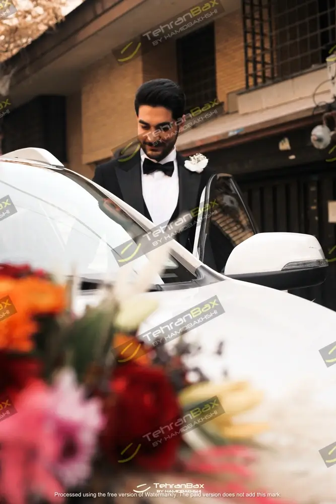 گل لیلیوم روی ماشین عروس