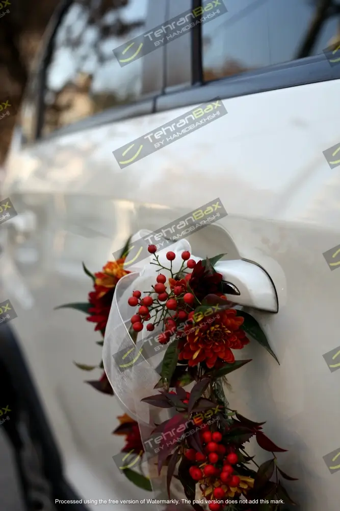گل لیلیوم روی دستگیره ماشین عروس