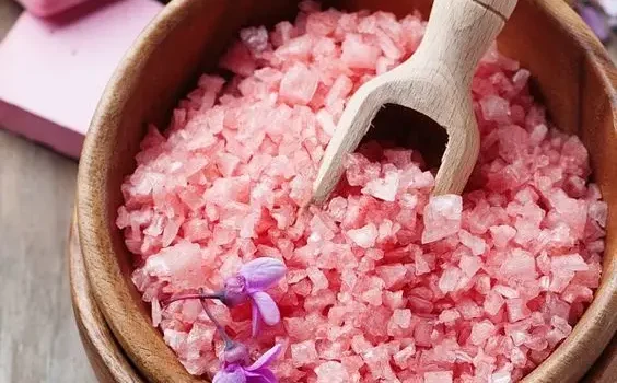 تأثیر نمک دریا در پدیکور مردانه
